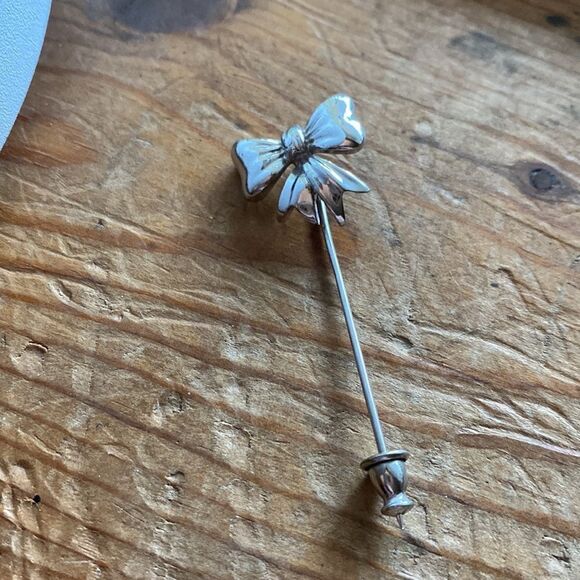 💛 Silver Tone Bow Hat Stick Pin - Picture 1 of 6
